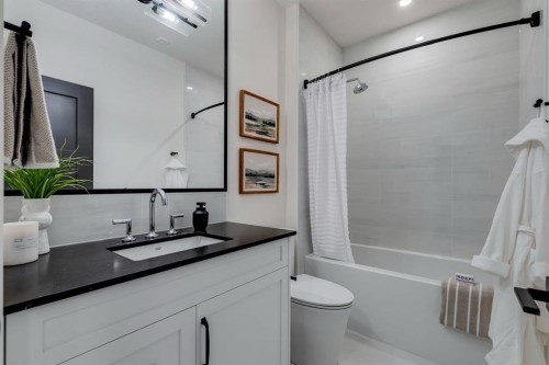 8 Calais Lane Sw, Calgary, AB - Indoor Photo Showing Bathroom
