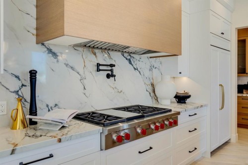 8 Calais Lane Sw, Calgary, AB - Indoor Photo Showing Kitchen