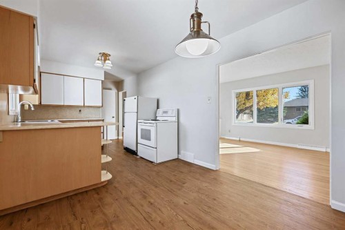 10 Glamorgan Drive Sw, Calgary, AB - Indoor Photo Showing Kitchen