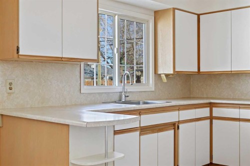 10 Glamorgan Drive Sw, Calgary, AB - Indoor Photo Showing Kitchen