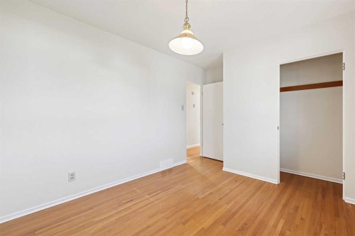 10 Glamorgan Drive Sw, Calgary, AB - Indoor Photo Showing Other Room