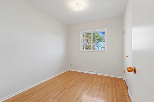 10 Glamorgan Drive Sw, Calgary, AB - Indoor Photo Showing Other Room