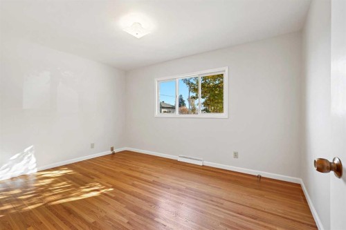 10 Glamorgan Drive Sw, Calgary, AB - Indoor Photo Showing Other Room