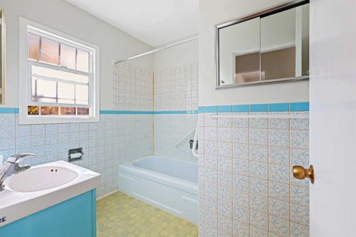 10 Glamorgan Drive Sw, Calgary, AB - Indoor Photo Showing Bathroom