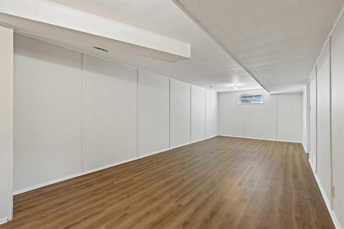 10 Glamorgan Drive Sw, Calgary, AB - Indoor Photo Showing Other Room