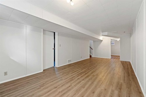 10 Glamorgan Drive Sw, Calgary, AB - Indoor Photo Showing Other Room