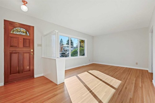 10 Glamorgan Drive Sw, Calgary, AB - Indoor Photo Showing Other Room