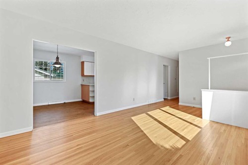 10 Glamorgan Drive Sw, Calgary, AB - Indoor Photo Showing Other Room