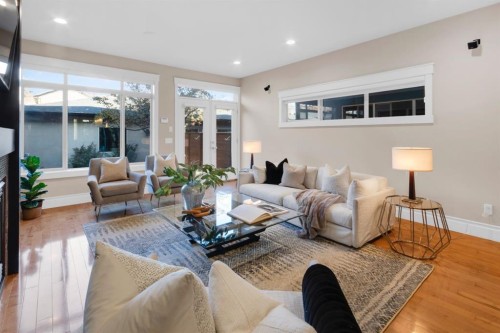2046 49 Avenue Sw, Calgary, AB - Indoor Photo Showing Living Room