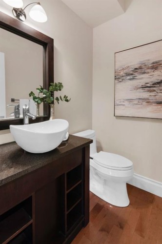 2046 49 Avenue Sw, Calgary, AB - Indoor Photo Showing Bathroom