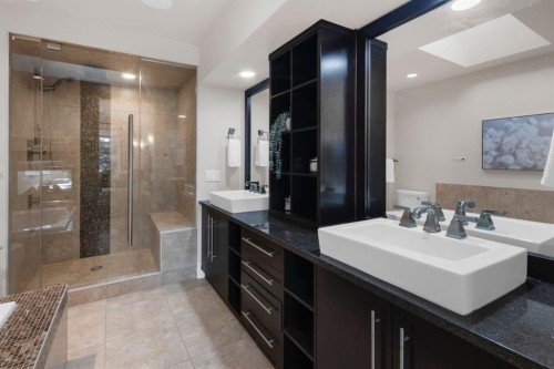 2046 49 Avenue Sw, Calgary, AB - Indoor Photo Showing Bathroom