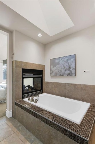 2046 49 Avenue Sw, Calgary, AB - Indoor Photo Showing Bathroom