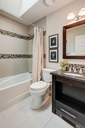 2046 49 Avenue Sw, Calgary, AB - Indoor Photo Showing Bathroom