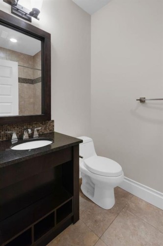 2046 49 Avenue Sw, Calgary, AB - Indoor Photo Showing Bathroom