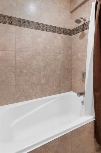 2046 49 Avenue Sw, Calgary, AB - Indoor Photo Showing Bathroom