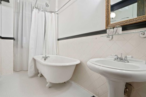 201-804 18 Avenue Sw, Calgary, AB - Indoor Photo Showing Bathroom