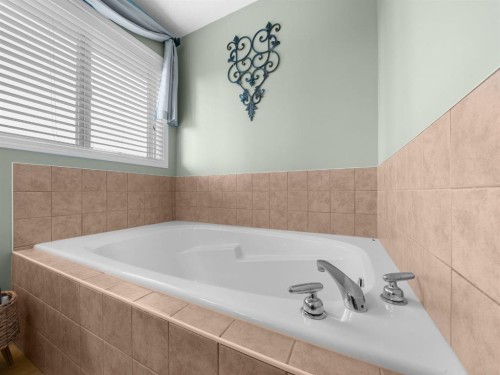 97 Evansbrooke Way Nw, Calgary, AB - Indoor Photo Showing Bathroom