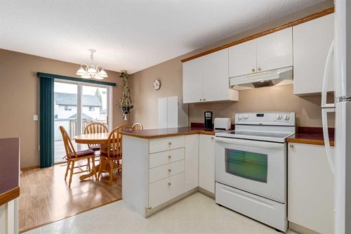 168 Mt Apex Green Se, Calgary, AB - Indoor Photo Showing Kitchen