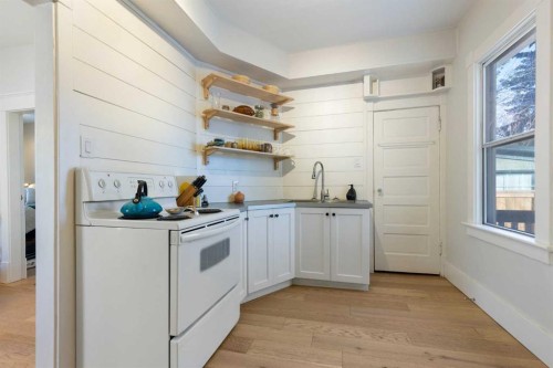 317 18 Avenue Nw, Calgary, AB - Indoor Photo Showing Other Room