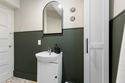 317 18 Avenue Nw, Calgary, AB - Indoor Photo Showing Bathroom