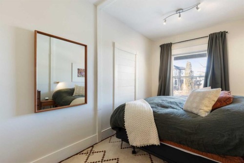 317 18 Avenue Nw, Calgary, AB - Indoor Photo Showing Bedroom