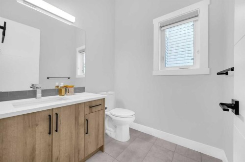 1623 16A Street Se, Calgary, AB - Indoor Photo Showing Bathroom