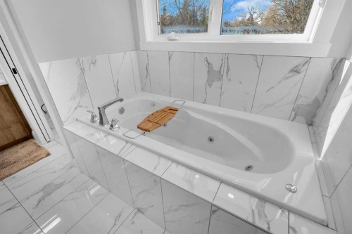 1623 16A Street Se, Calgary, AB - Indoor Photo Showing Bathroom