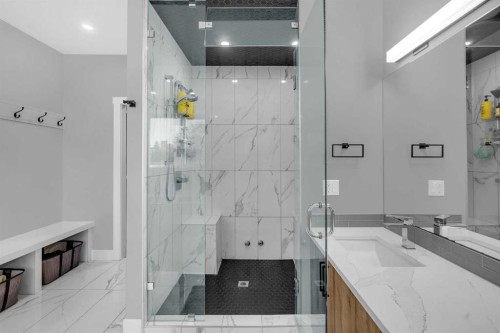 1623 16A Street Se, Calgary, AB - Indoor Photo Showing Bathroom