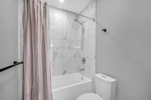 1623 16A Street Se, Calgary, AB - Indoor Photo Showing Bathroom