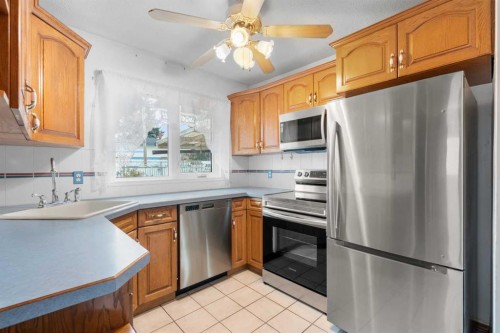 100 Fairview Drive Se, Calgary, AB - Indoor Photo Showing Kitchen
