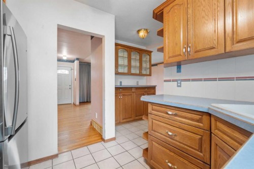 100 Fairview Drive Se, Calgary, AB - Indoor Photo Showing Kitchen