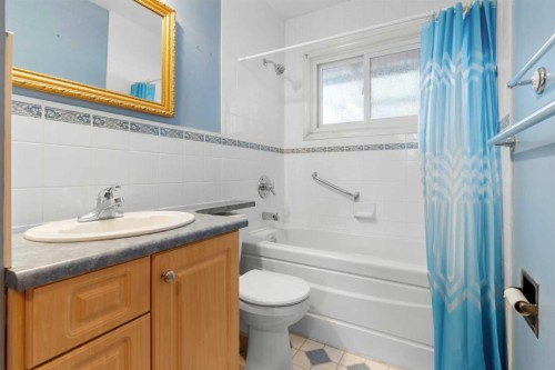100 Fairview Drive Se, Calgary, AB - Indoor Photo Showing Bathroom