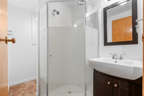 100 Fairview Drive Se, Calgary, AB - Indoor Photo Showing Bathroom