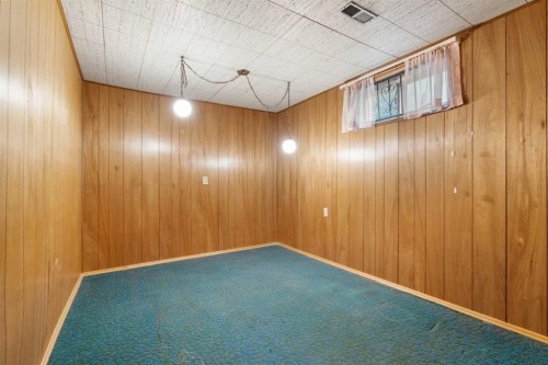 100 Fairview Drive Se, Calgary, AB - Indoor Photo Showing Other Room