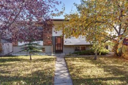 8 Ranchlands Crescent NW Calgary, AB T3G 1N4