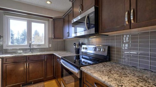 5650 Brenner Crescent Nw, Calgary, AB - Indoor Photo Showing Kitchen