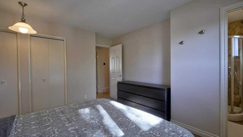 5650 Brenner Crescent Nw, Calgary, AB - Indoor Photo Showing Bedroom