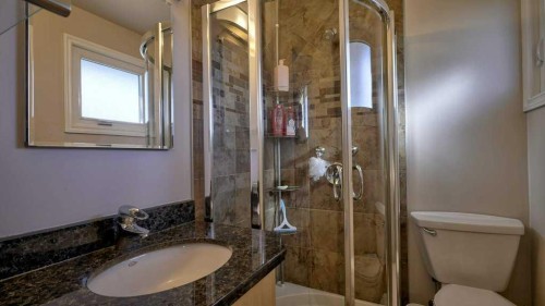 5650 Brenner Crescent Nw, Calgary, AB - Indoor Photo Showing Bathroom