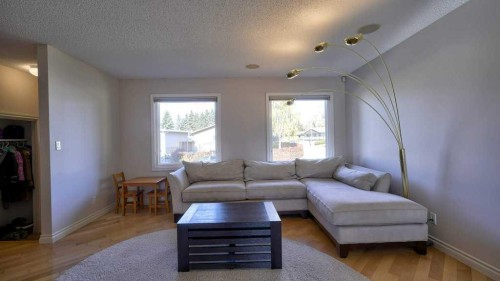 5650 Brenner Crescent Nw, Calgary, AB - Indoor Photo Showing Living Room