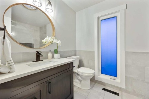 3224 Conrad Drive Nw, Calgary, AB - Indoor Photo Showing Bathroom