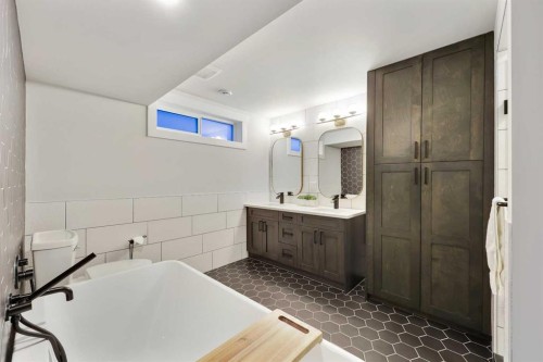 3224 Conrad Drive Nw, Calgary, AB - Indoor Photo Showing Bathroom
