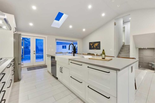 3224 Conrad Drive Nw, Calgary, AB - Indoor Photo Showing Kitchen