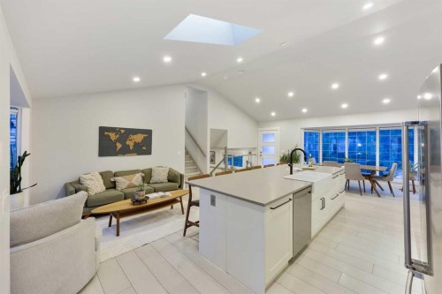 3224 Conrad Drive Nw, Calgary, AB - Indoor Photo Showing Other Room