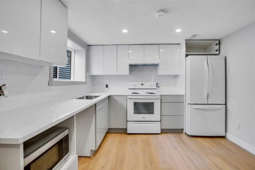 146 Springwood Drive Sw, Calgary, AB - Indoor Photo Showing Kitchen