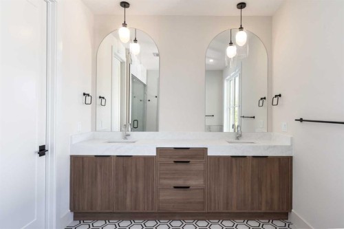 716 18 Avenue Nw, Calgary, AB - Indoor Photo Showing Bathroom