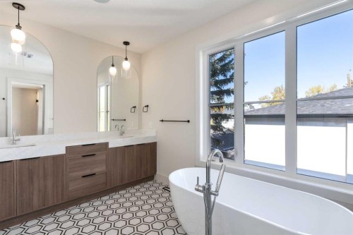 716 18 Avenue Nw, Calgary, AB - Indoor Photo Showing Bathroom
