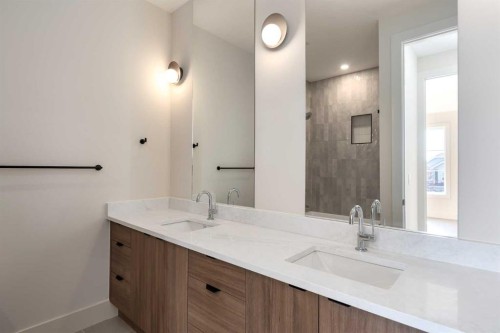 716 18 Avenue Nw, Calgary, AB - Indoor Photo Showing Bathroom