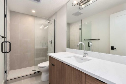 716 18 Avenue Nw, Calgary, AB - Indoor Photo Showing Bathroom