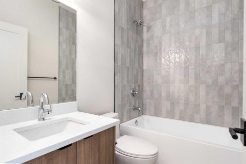 716 18 Avenue Nw, Calgary, AB - Indoor Photo Showing Bathroom