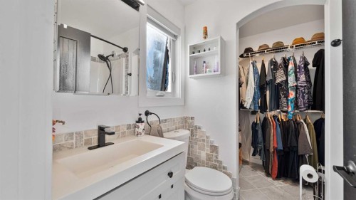 148 Covepark Close Ne, Calgary, AB - Indoor Photo Showing Bathroom